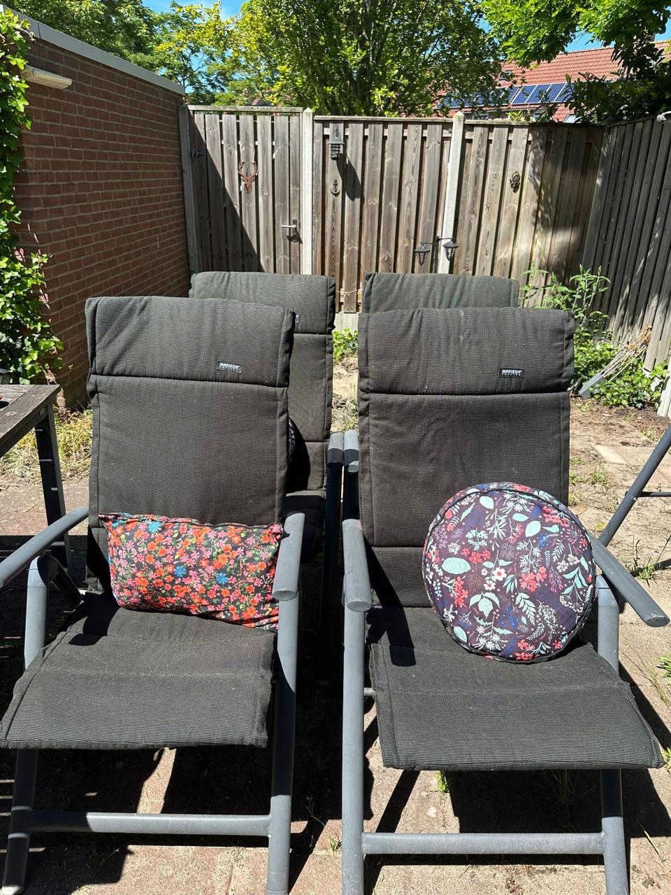 Vier tuinstoelen + opbergbak + tuintafel