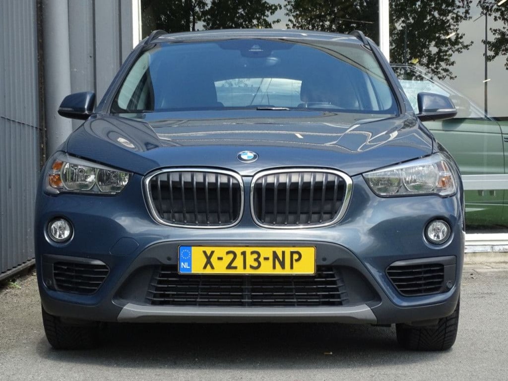 BMW X1 sdrive18i executive automaat | apple carplay | | el. koffer | 17"