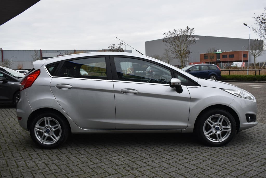 Ford Fiesta 1.0 titanium | nieuwe distributieriem | radio | airco | lichmet