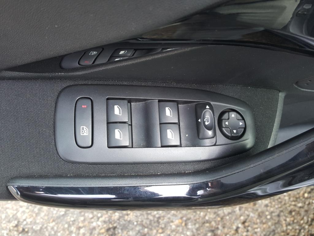 Peugeot 2008 1.2 130pk signature apple carplay & android auto | navigatie t