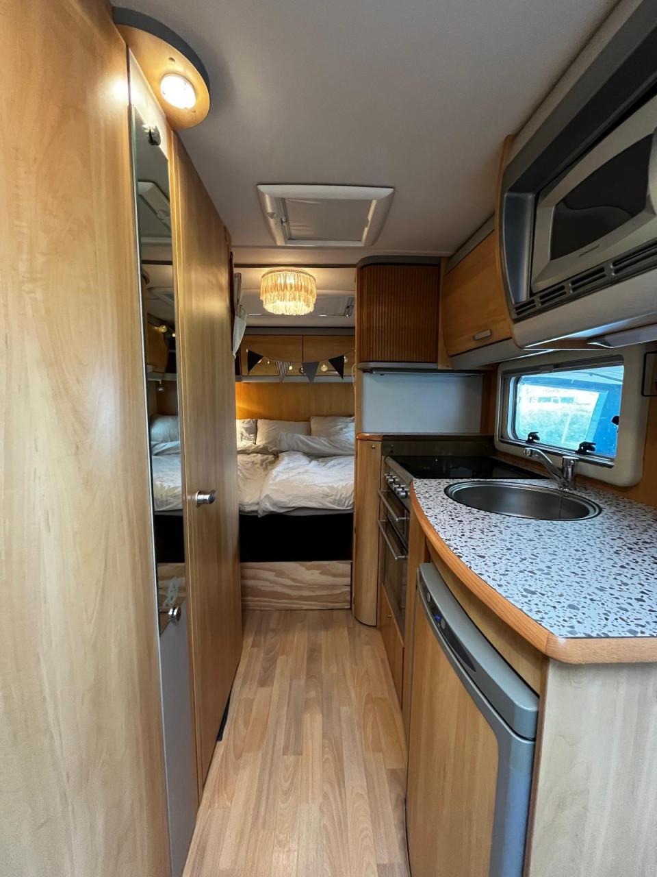 Zeer complete Sterling Eccles Jade caravan uit 2007 met mover en voortent