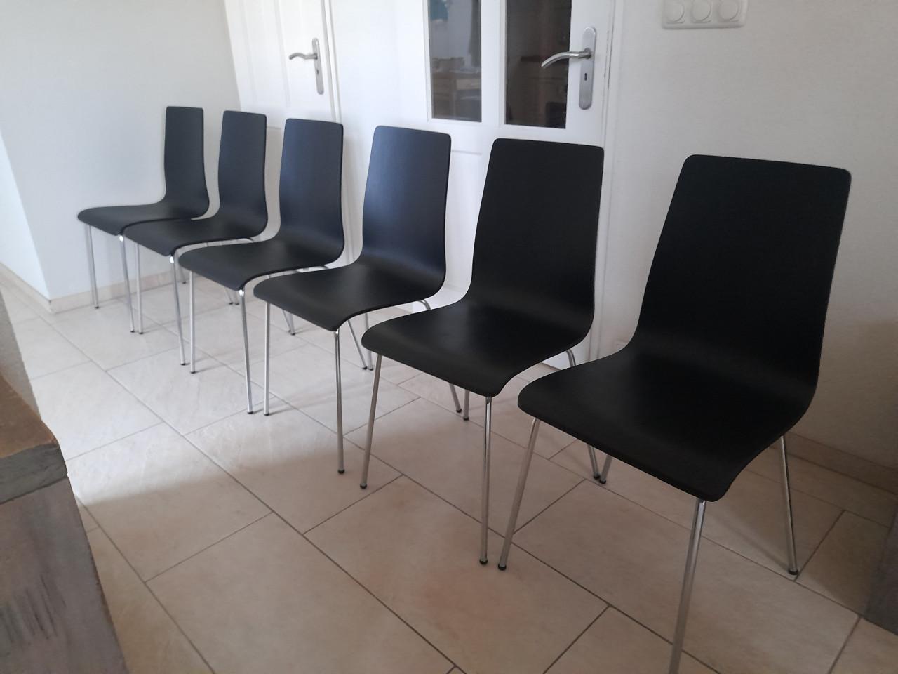 6 Leuke stoelen (in goede nette staat)  zitting ; hout poten ; metaal