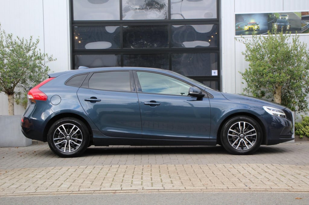 Volvo V40 2.0 t2 momentum - navi - cruise - grootlicht ass - led - pdc - st