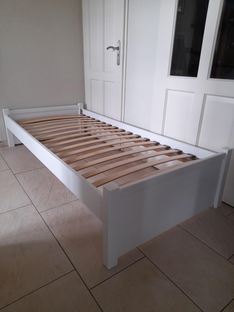 Wit houten  bed 90 x200  (in goede staat )