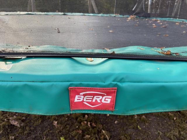 Berg trampoline 4.30 met vangnet en trap