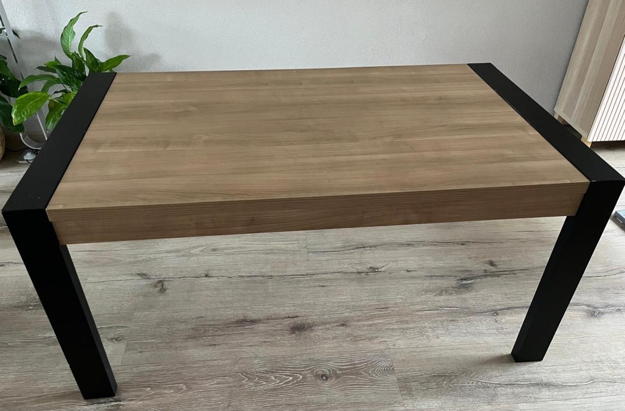 4 lederen stoelen met tafel