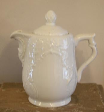 Mooie witte bewerkte koffie potje