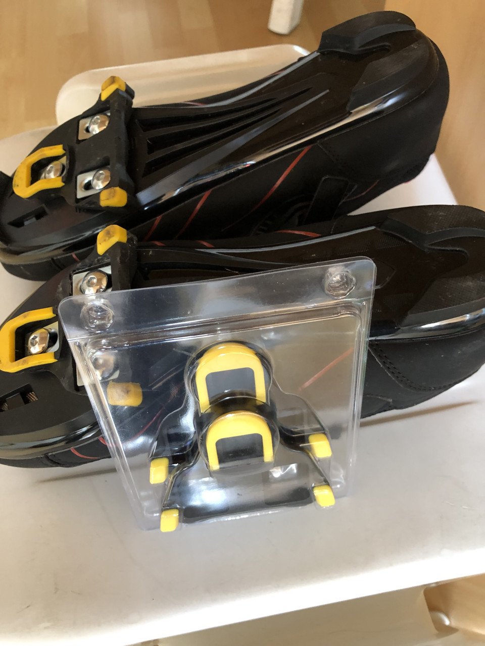 Koopje, wielren schoenen en racefiets banden, wegens beëindiging hobby.