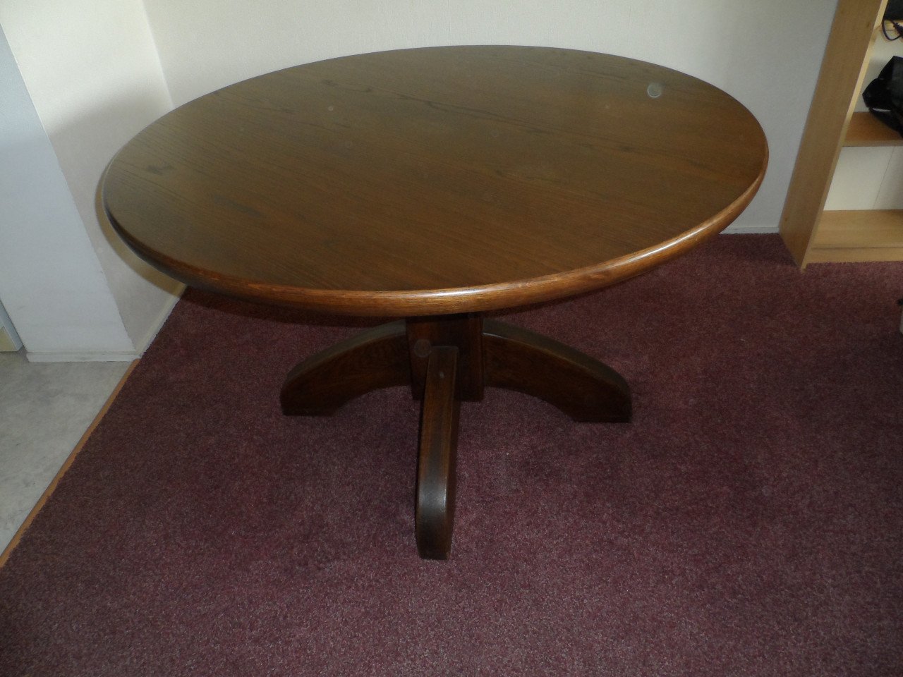 2 persoons bankje, 4 stoelen met ronde tafel, 2 fauteuils