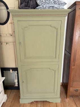 Kast met 2 deuren boven elkaar