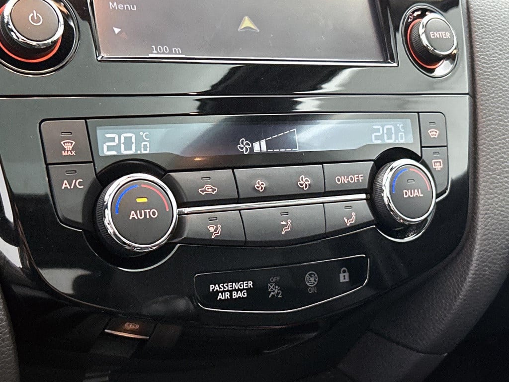 Nissan Qashqai 1.2 tekna | parkeer sensoren | lmv | panorama dak | navigati