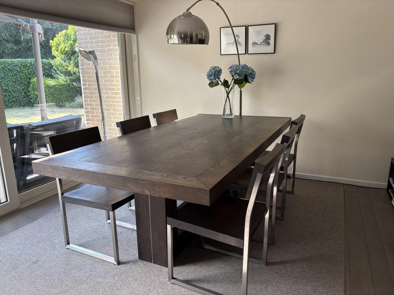 Massief eiken design tafel en 6 eiken design stoelen