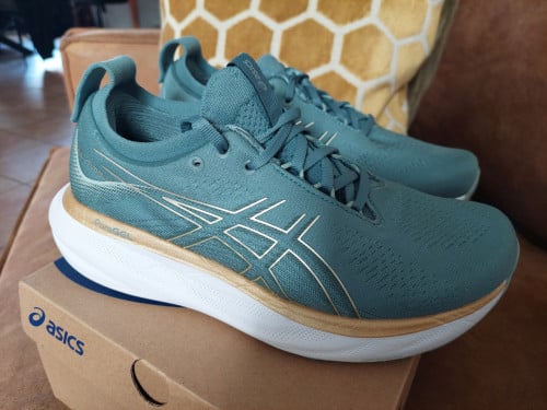 Nieuwe Asics damessneakers mt 39,5 groen/goud