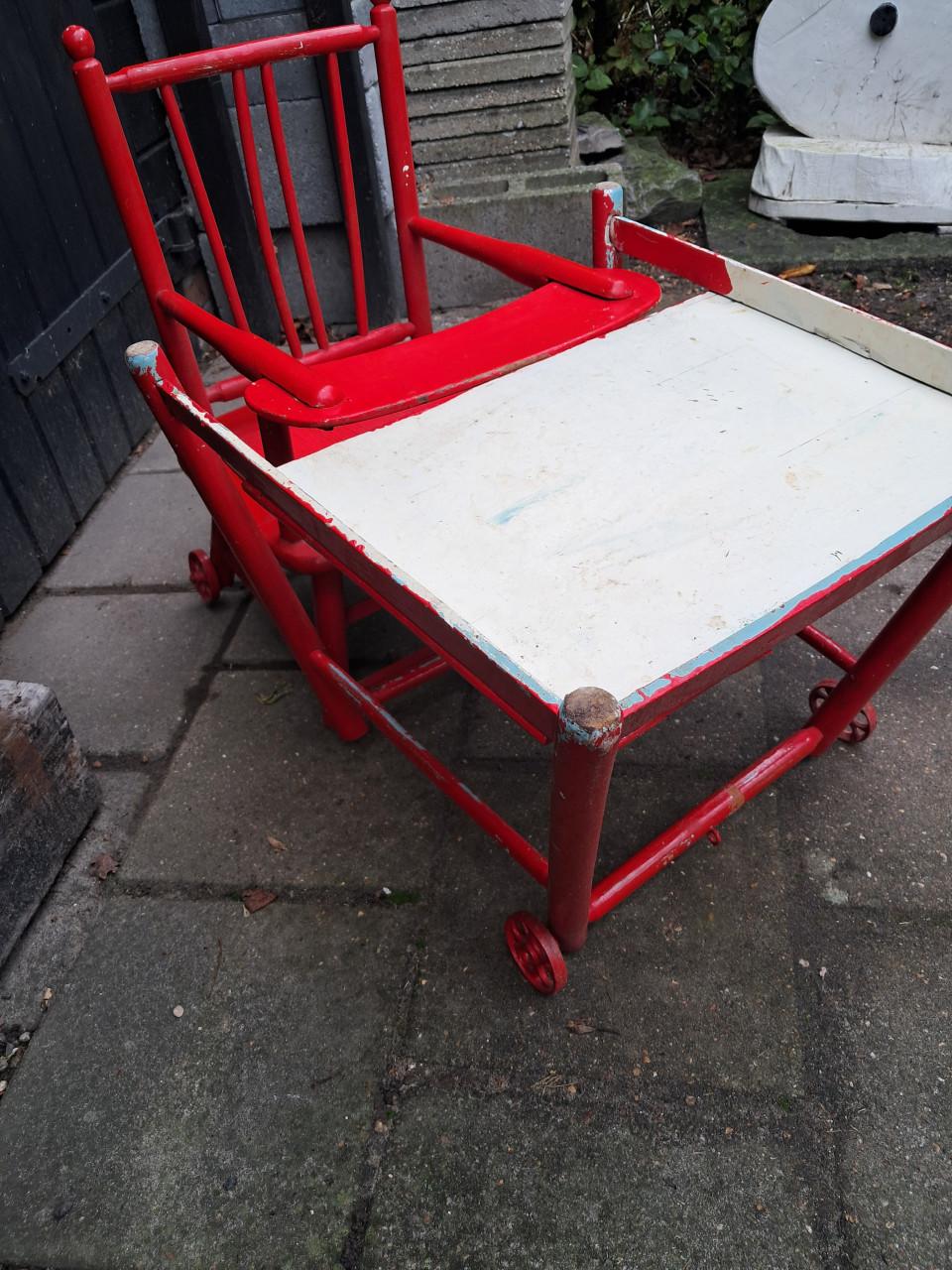 Oude vintage kinderstoel