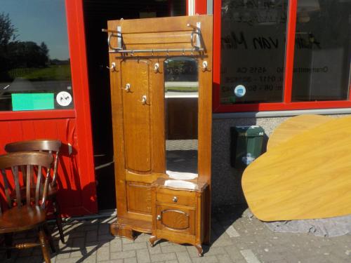 Massief eiken staande kapstok in zeer goede staat spiegel is zeer mooi