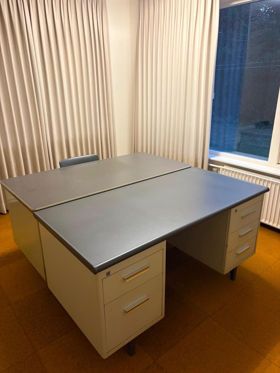 2 metalen bureaus