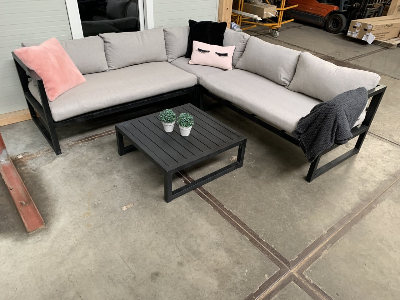 Zwart Alminium loungset met kussens en tafel.