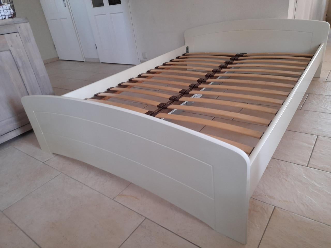 Mooi wit bed 140 x 200 (in goede staat )