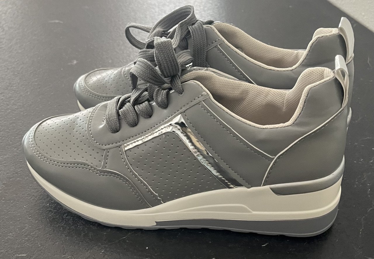 Nieuwe grijze damessneakers maat 38