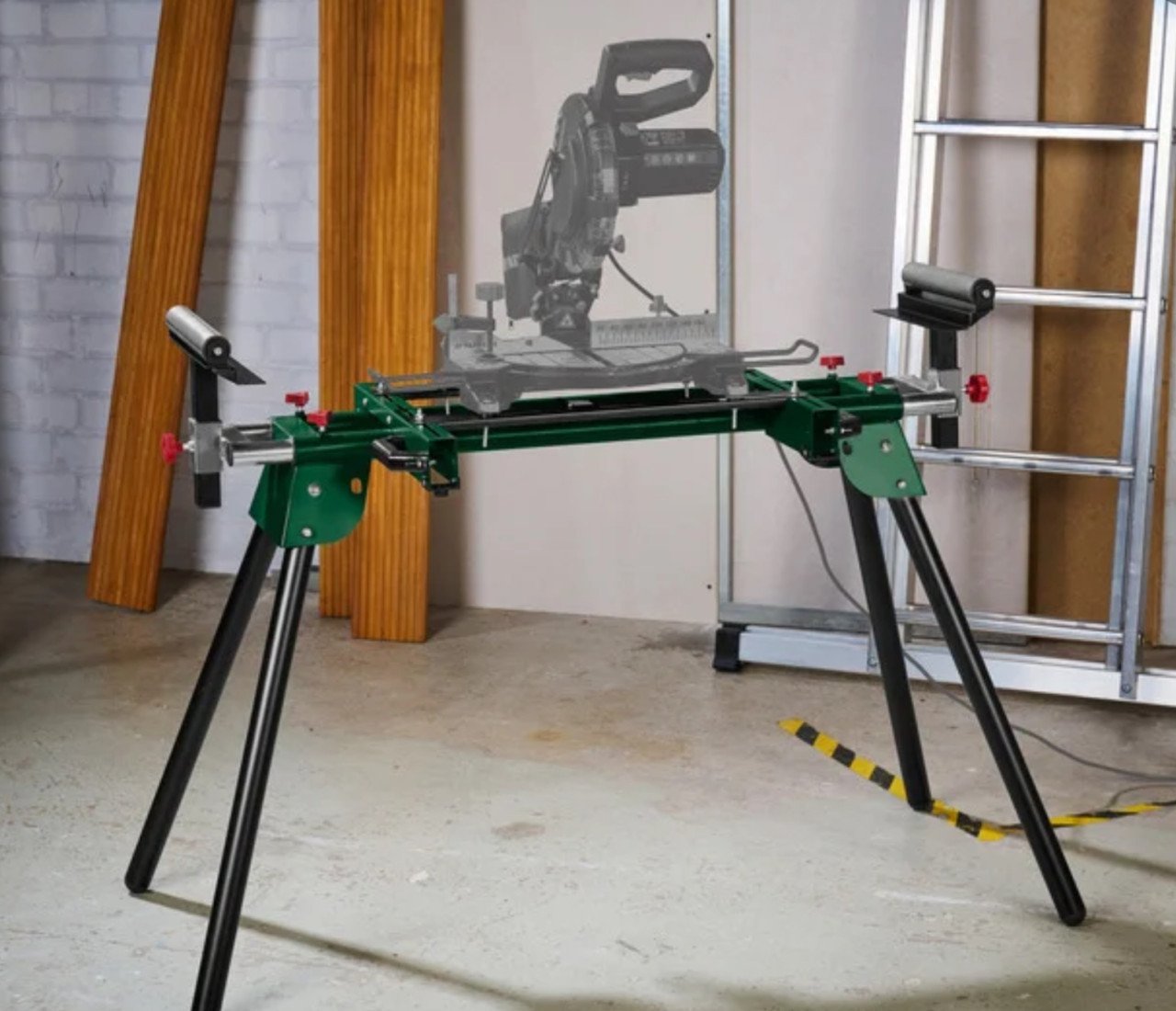 Universeel machineonderstel o.a. voor afkortzaag