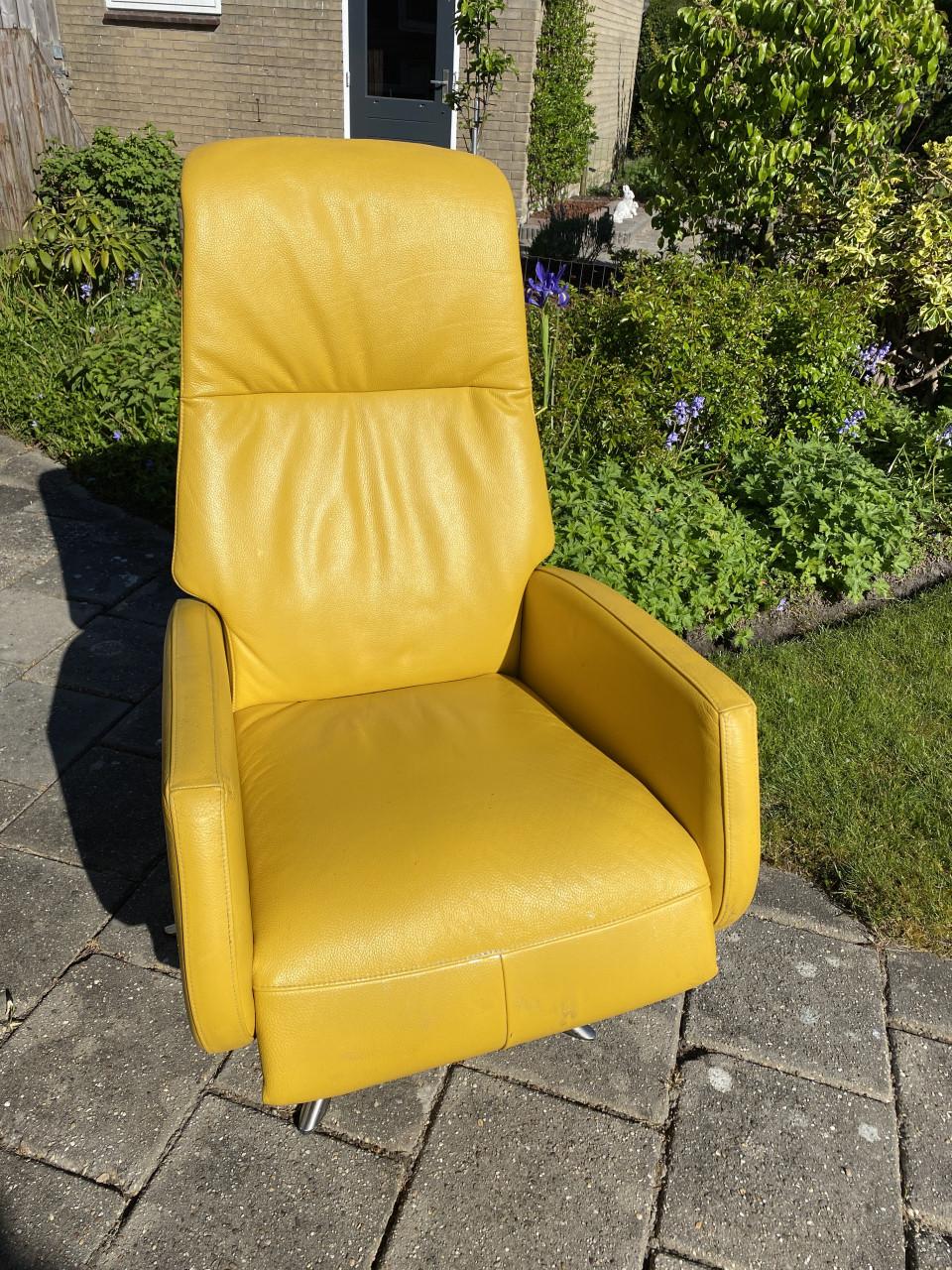 Sta-op stoel met 2 motoren en lederen bekleding. Opbrengst naar: Rode Kruis