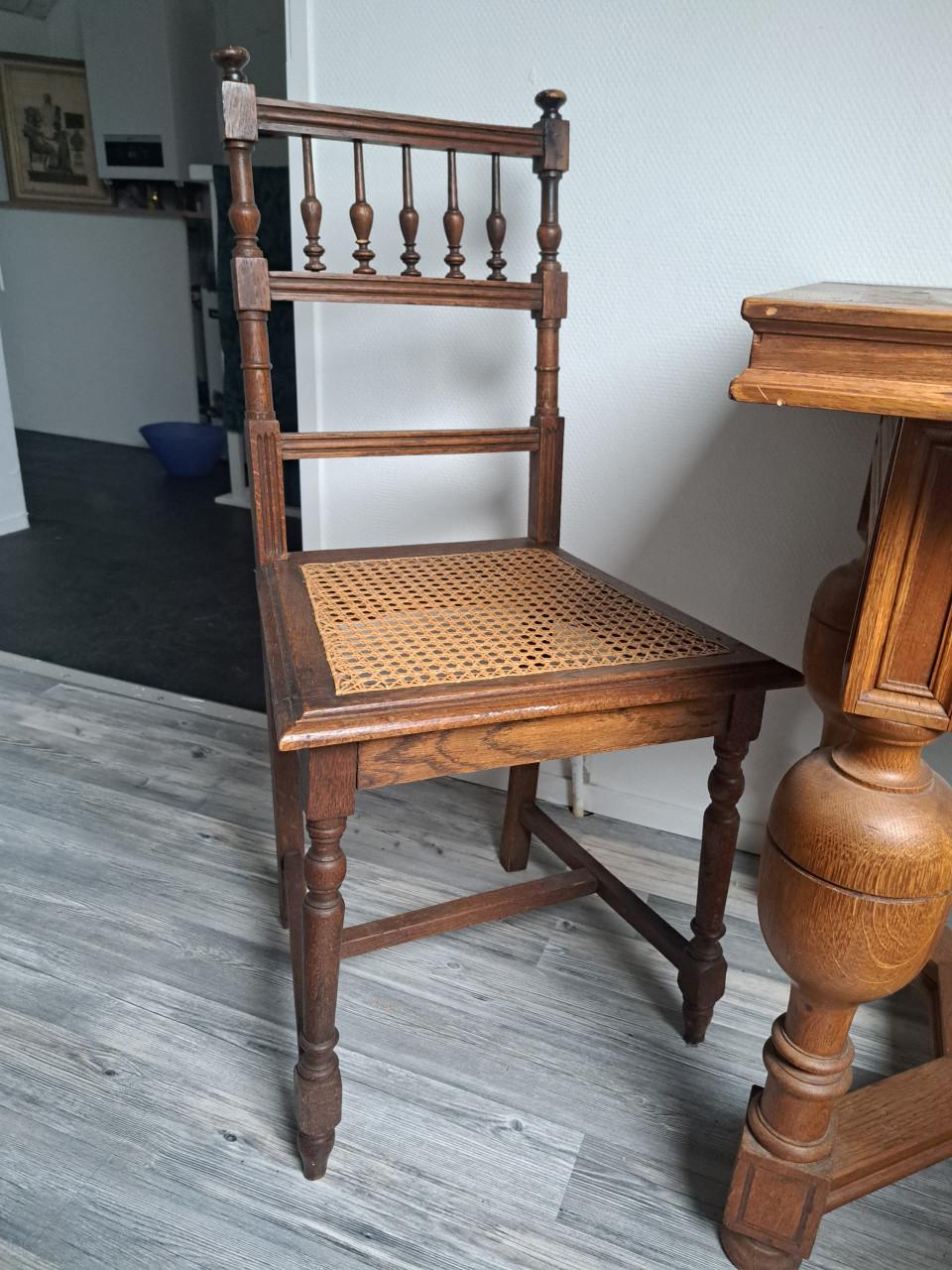 Antiek tafeltje met 2 stoelen