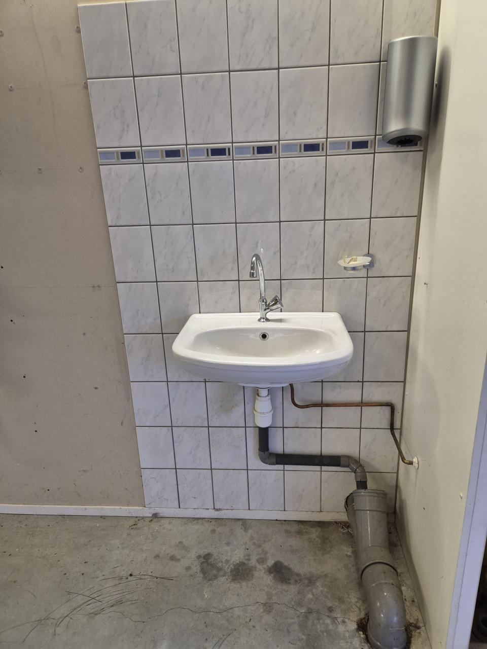 Bedrijfsruimte, opslag, Kantoor te huur