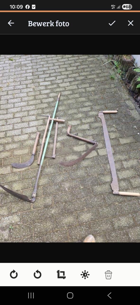 Oude sikkels en trekzaag