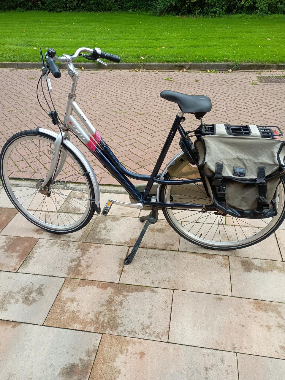 Te koop:  dames klus-/opknapfiets (inclusief fietstassen)