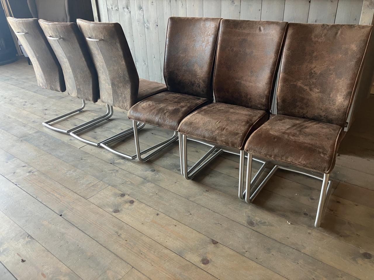 Eettafel met stoelen