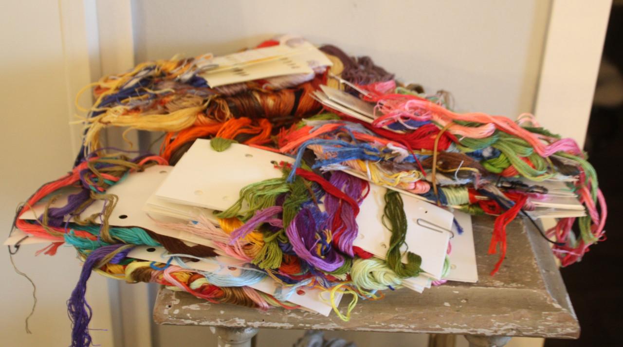 Verschillende kleuren borduurgaren op karton