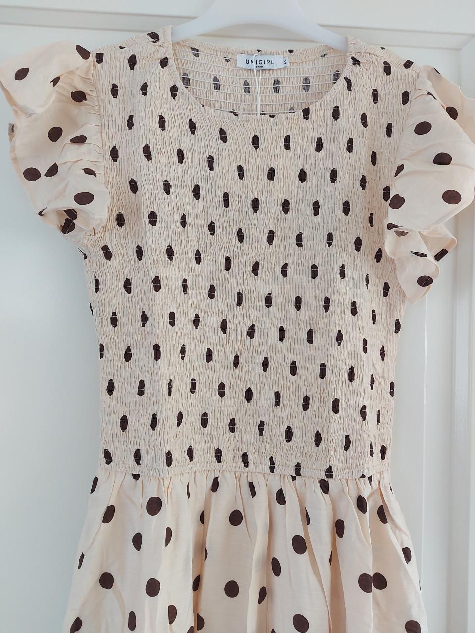Beige jurk met stippen