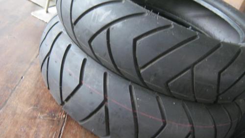 Nieuw 2x banden vespa sprint voor 50 euro