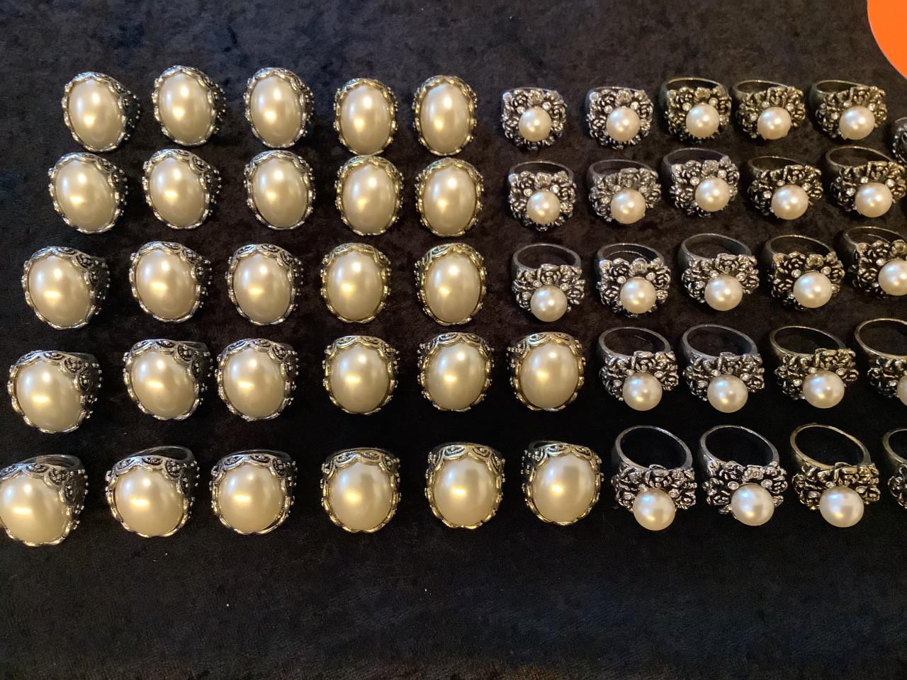 Partij mooie nieuwe ringen. ( partij 82)