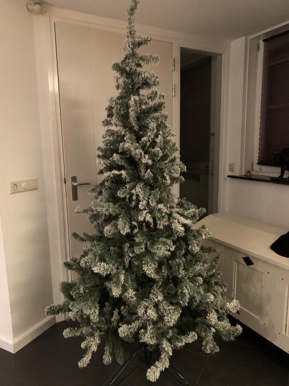 Kerstboom  met sneeuw 2.15 m. Intratuin