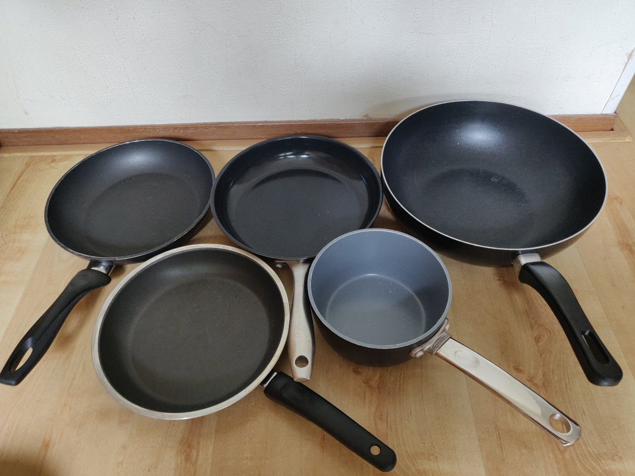 Verschillende pannen voor €5 per stuk