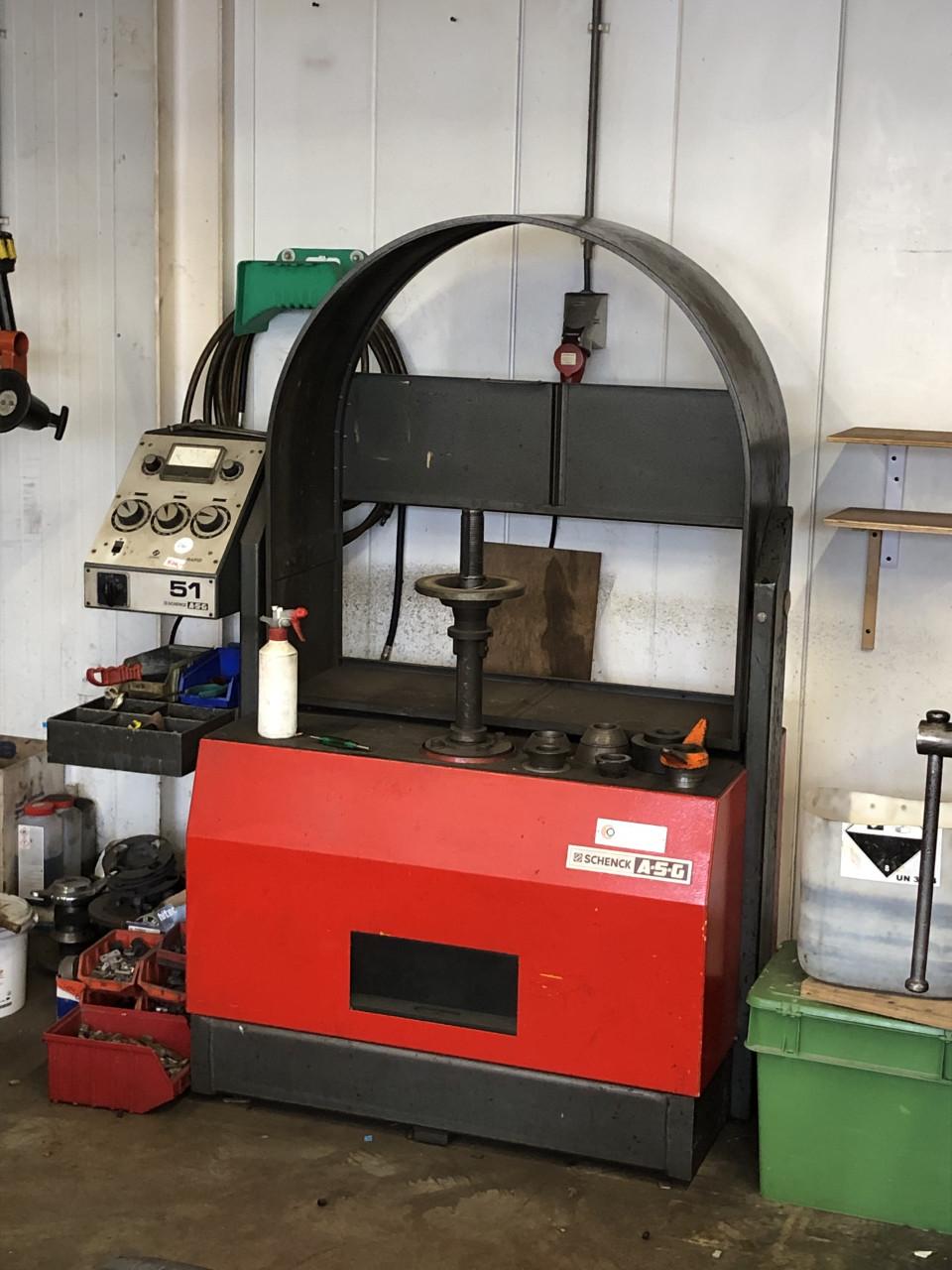 Verkoop 1/11 (draaibank) gereedschap, (brommer) onderdelen en restvoorraad