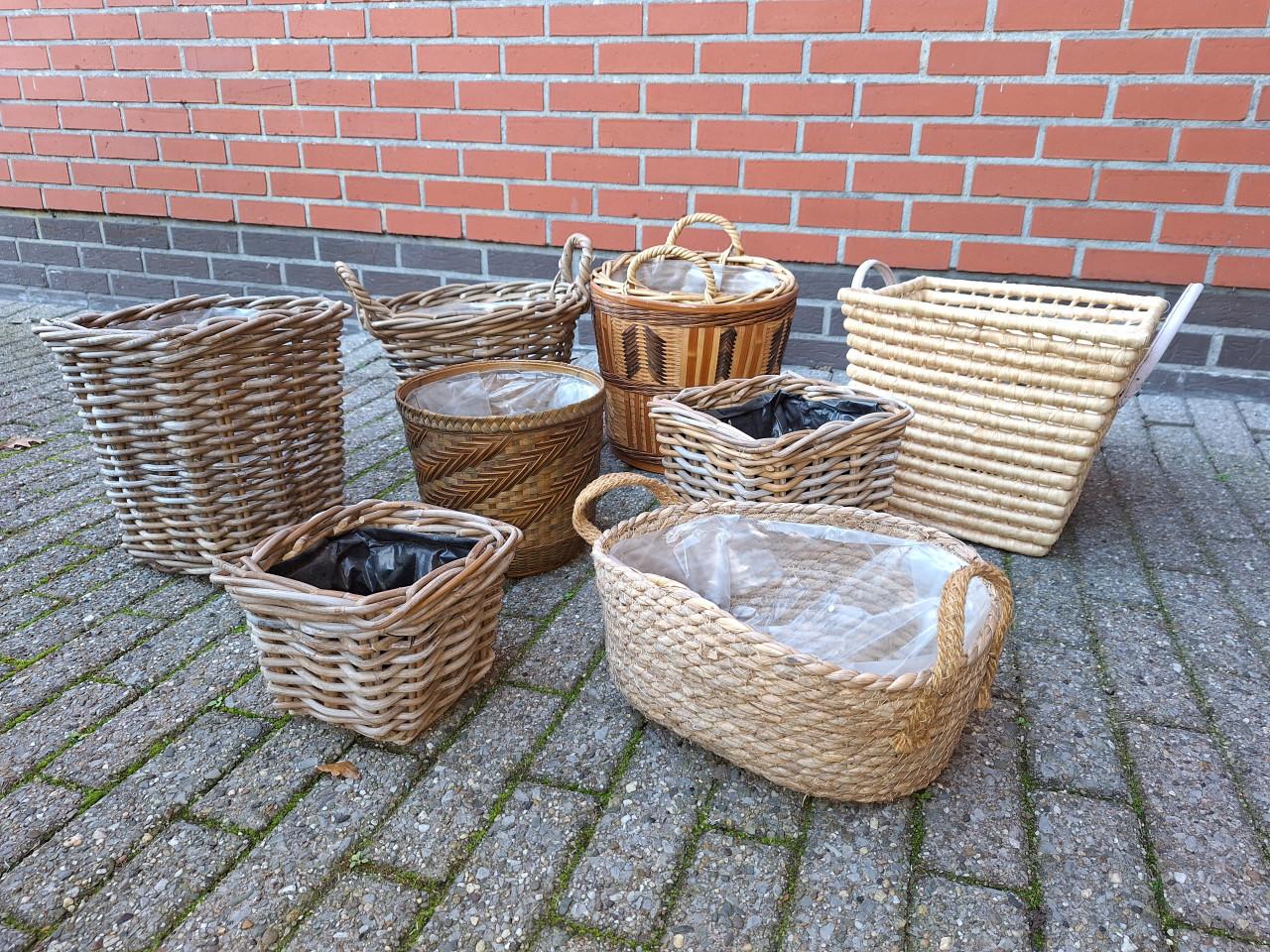8 Rieten mandjes