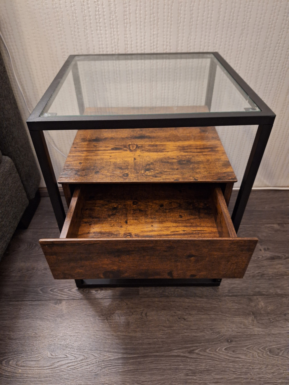 2 nachtkastjes van hout met staal en glas