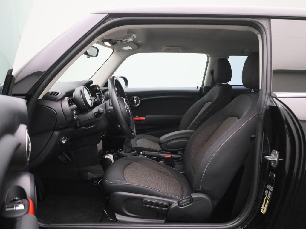 Mini Cooper mini 1.5 | lmv | parkeer sensoren | navigatie | airco | cruise 