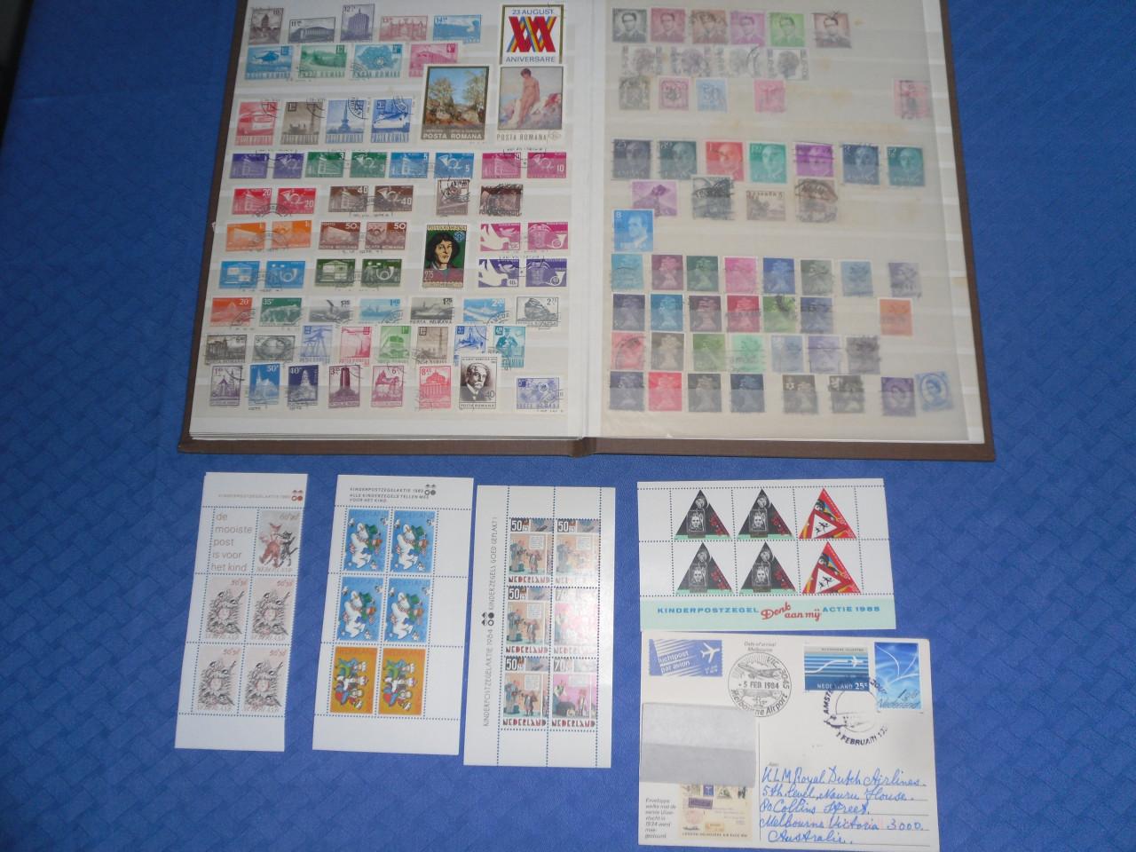 POSTZEGELS + BOEK VAN DIV LANDEN