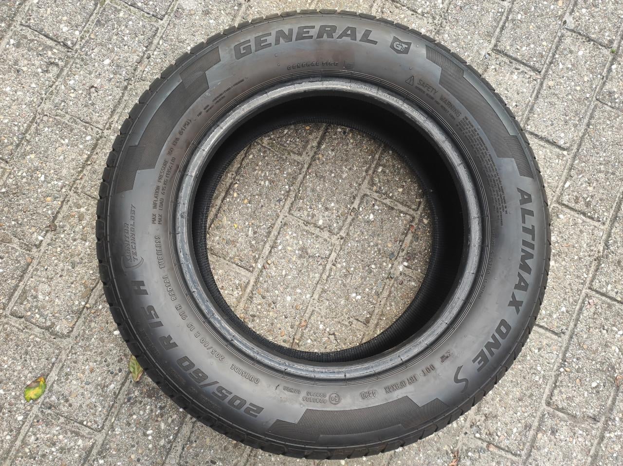 Twee stuks General Altimax One S zomerbanden 205/60 R15 91H