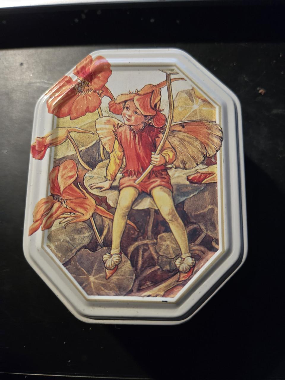 Blikje met daarop de afbeelding van de Nasturtium Fairy,  Flower Fairies