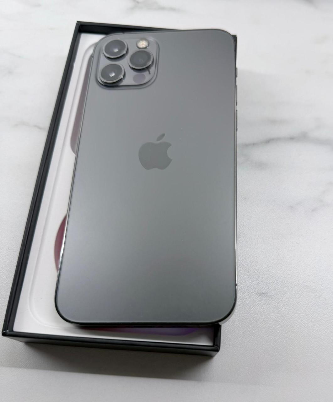 Een hele nette krasvrij! Iphone Apple 12 Pro - 256GB - Accessoires