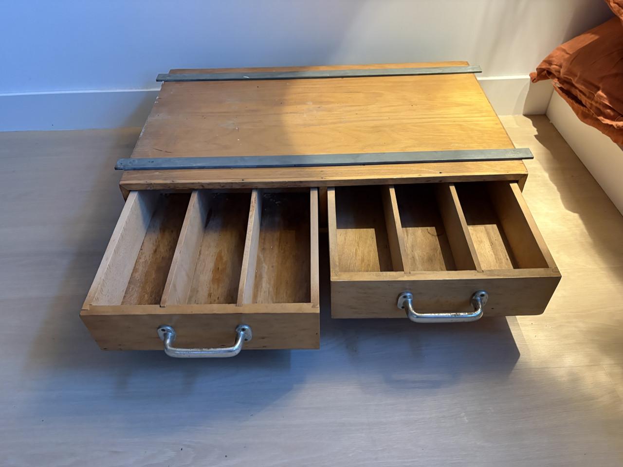 Verschillende kisten en bijzettafels