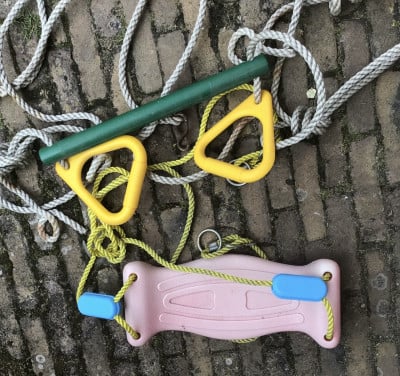 Schommelplank en ringen voor buitenspeelrek
