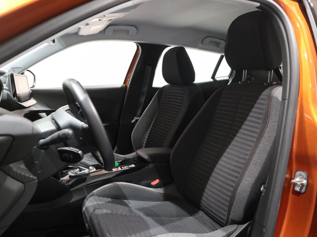 Peugeot E-2008 ev active 50 kwh | 31.000km! | navigatie | apple carplay/and