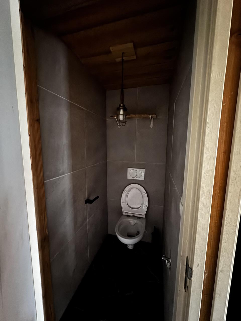 Grote Blokhut zelf afbreken en meenemen.