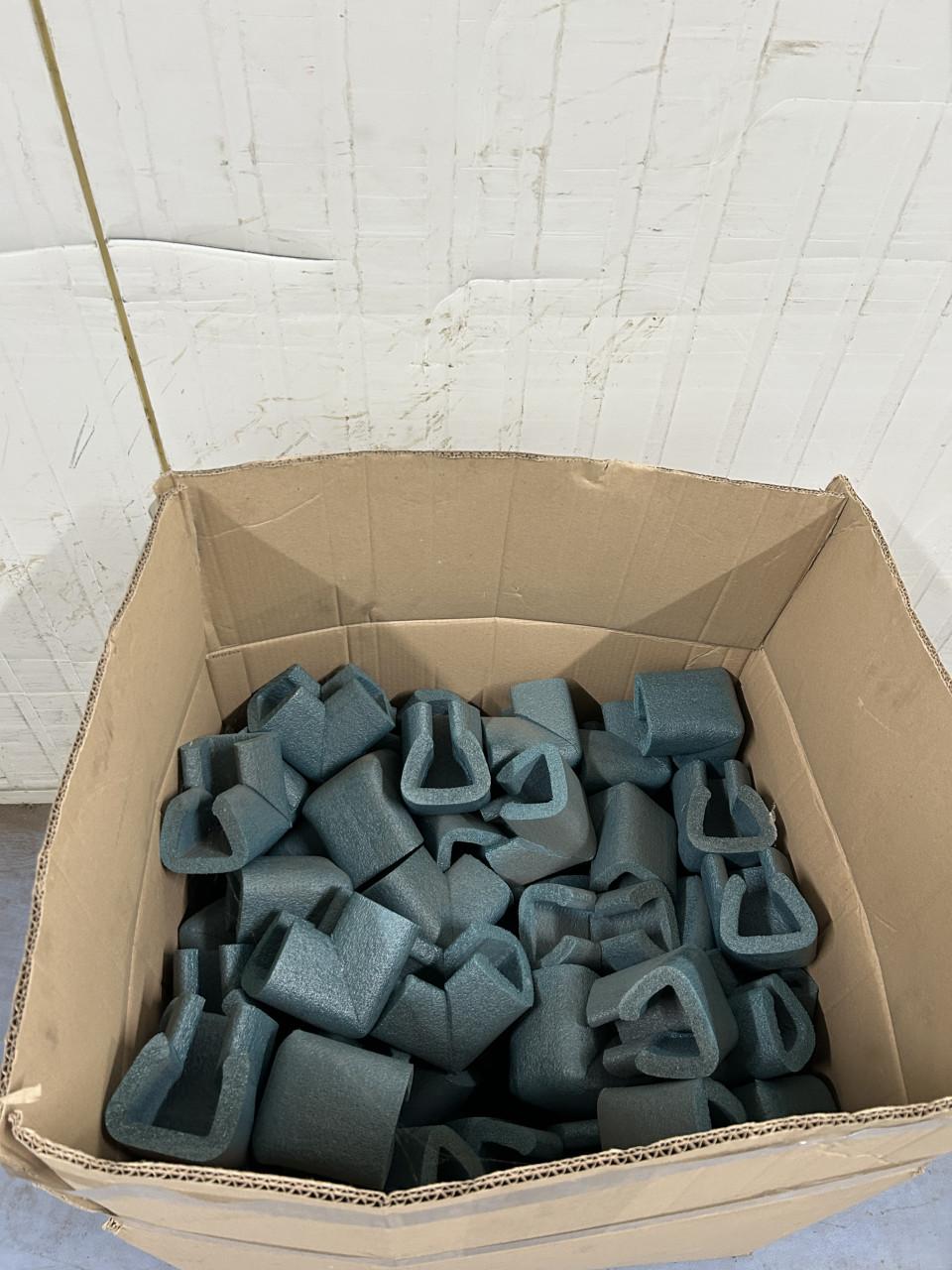 Partij dozen en inpakmateriaal