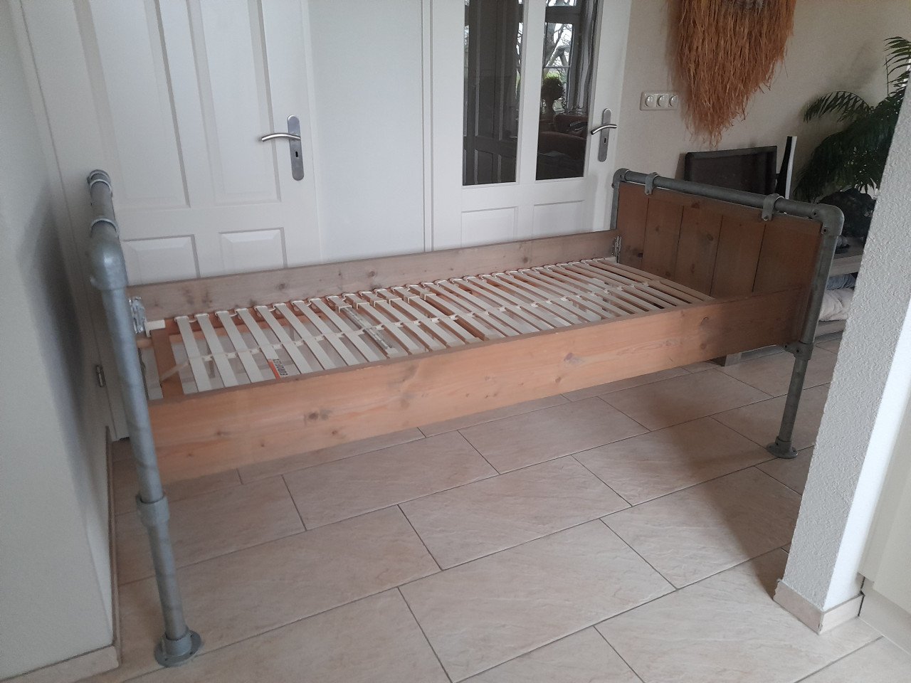 Zeer stevig 1 persoons bed 90 x 200 (in goede nette staat )